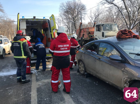 В Саратове мужчина бросил друга умирать после ДТП с мусоровозом