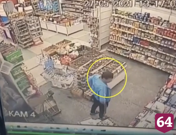  В Саратове похититель сигарет из магазина попал на камеры