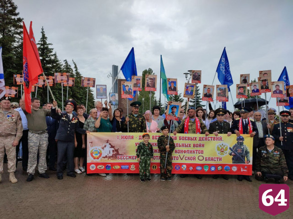 Состоялось шествие с портретами погибших на Украине саратовцев