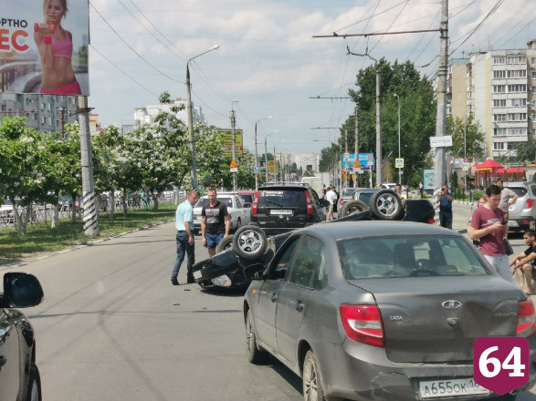 У ТЦ в Энгельсе легковушка опрокинулась на крышу после ДТП