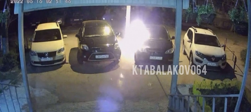 Поджог иномарки под Саратовом попал на видео