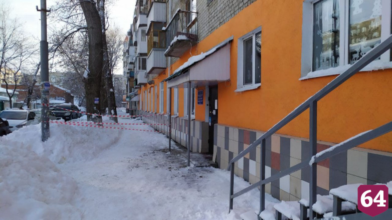 Жительницу Саратова напугали сосульки на домах рядом с детсадом  