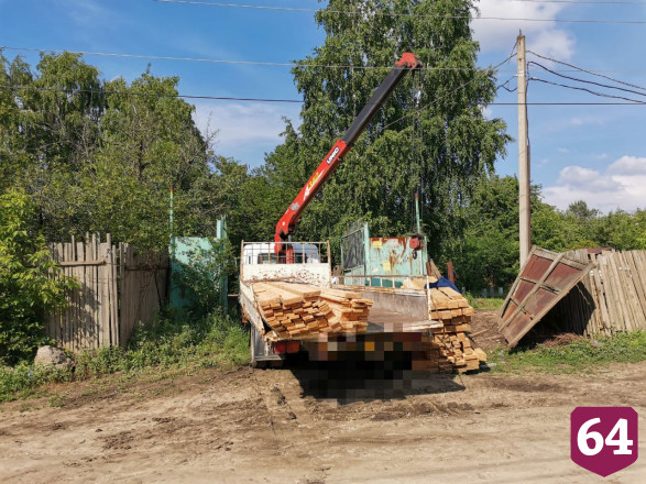 В Саратове крановщик задел провода и погиб от удара током 