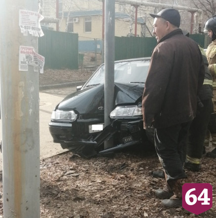 Пьяный водитель легковушки протаранил столб в Саратове