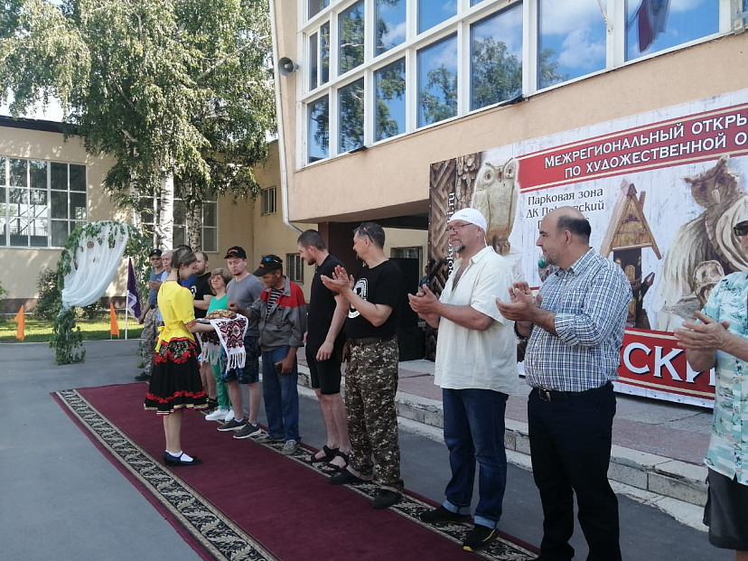 В Энгельсе проходит фестиваль резчиков по дереву