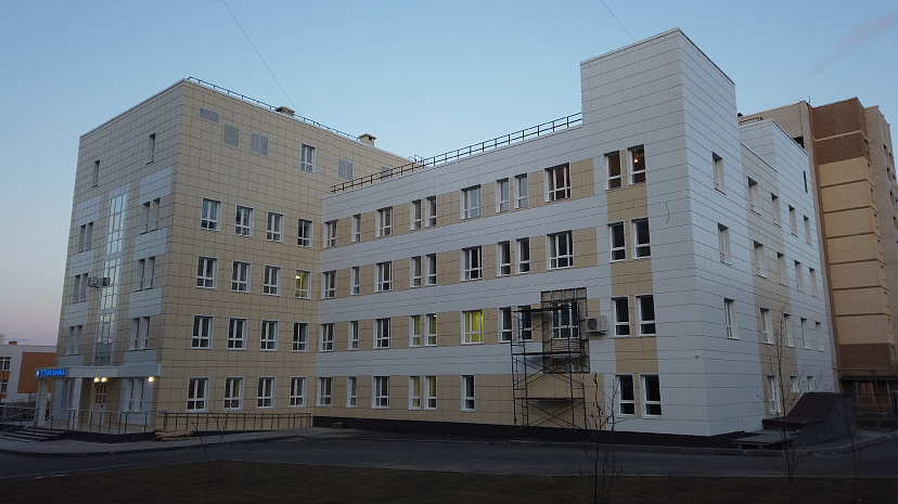 В новой саратовской поликлинике расставляют мебель