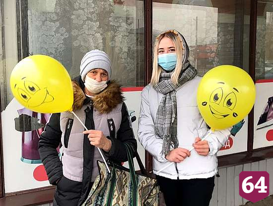 Жителям саратовского поселка дарили розы в День доброты