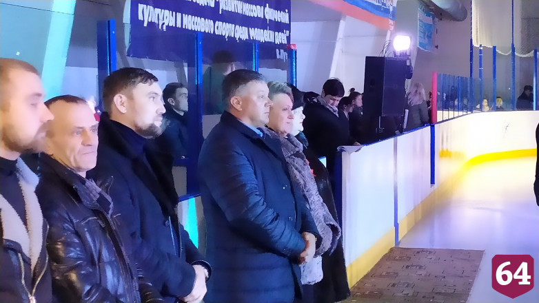Вольская молодежь провела зажигательный марафон на льду