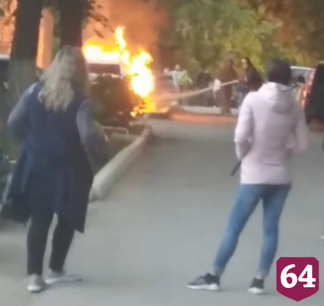 Полыхавшая на улице Саратова машина собрала толпу зевак