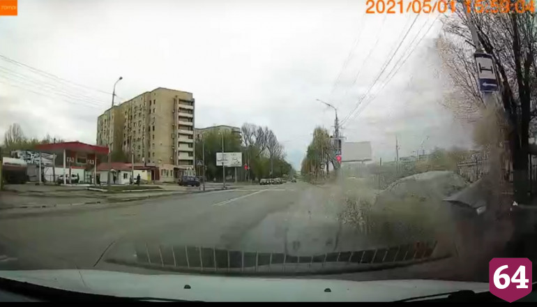 Появилось видео столкновения иномарки со столбом у ТЦ в Саратове