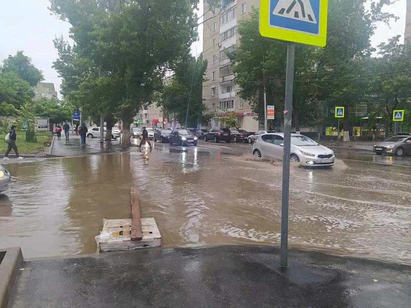 Жители Саратова соорудили плот для переправы по затопленной улице