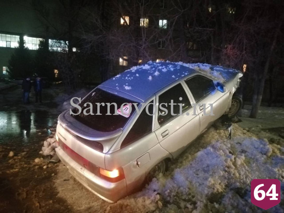 В Саратове пьяный мужчина угнал машину друга и попал в ДТП