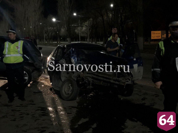 В Саратове пьяный водитель протаранил припаркованный «Ниссан» 