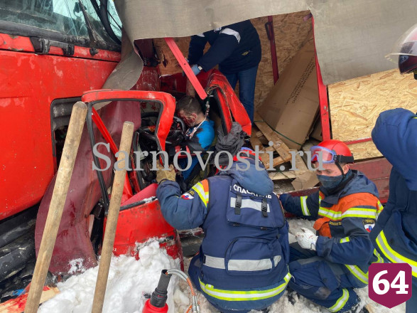 Водителя зажало в грузовике после ДТП под Саратовом