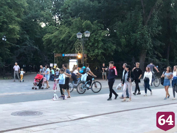 Жители Саратова снова вышли на прогулку без масок
