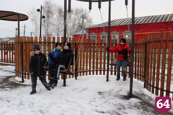 В саратовском парке высадили 420 деревьев и установили скалодром