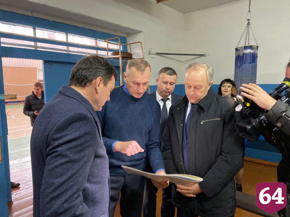 Радаев вручил юным саратовским футболистам комплект мячей 