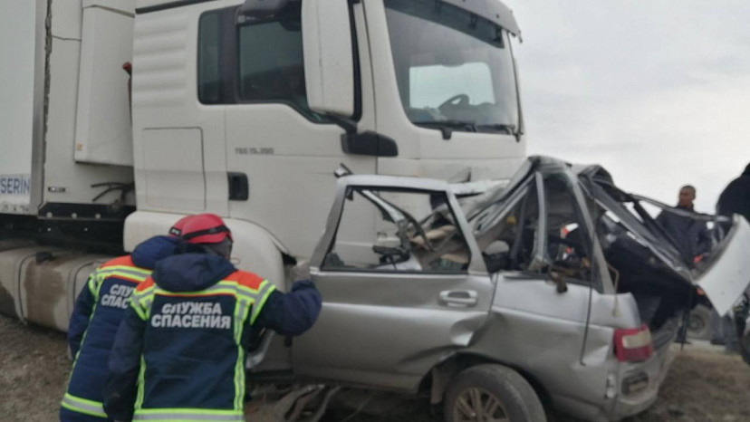 Под Саратовом спасатели вытащили из искореженной машины труп 