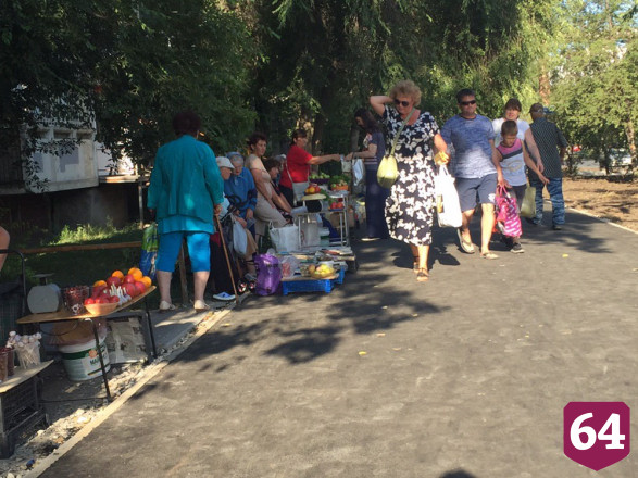 Саратовцы отдыхают в скверах и ходят за покупками без масок