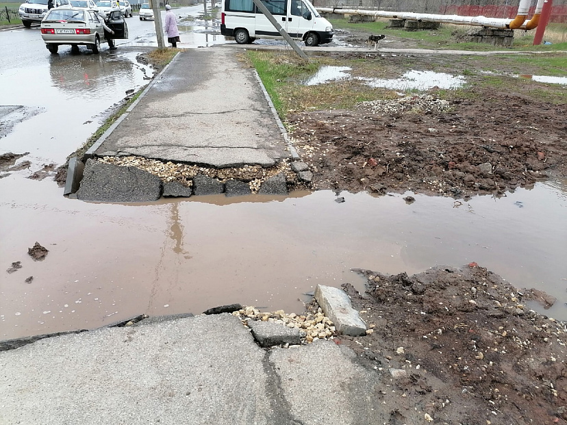 Рядом с больницей после дождя провалился тротуар