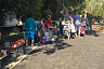 Саратовцы отдыхают в скверах и ходят за покупками без масок
