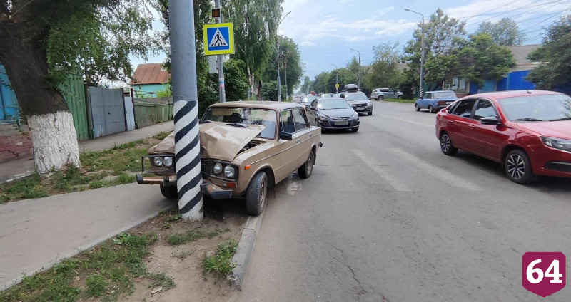 В Энгельсе пенсионер на «Жигулях» протаранил столб