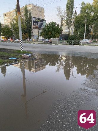 Двор в Энгельсе заливают зловонные фонтаны
