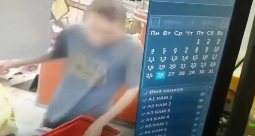 Саратовец расплатился чужой картой за продукты и попал на видео