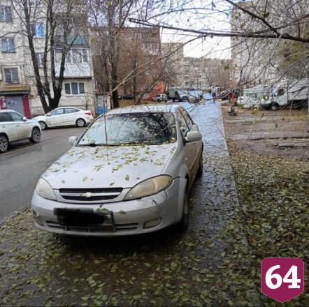 В Саратове автохам бросил машину на тротуаре на неделю
