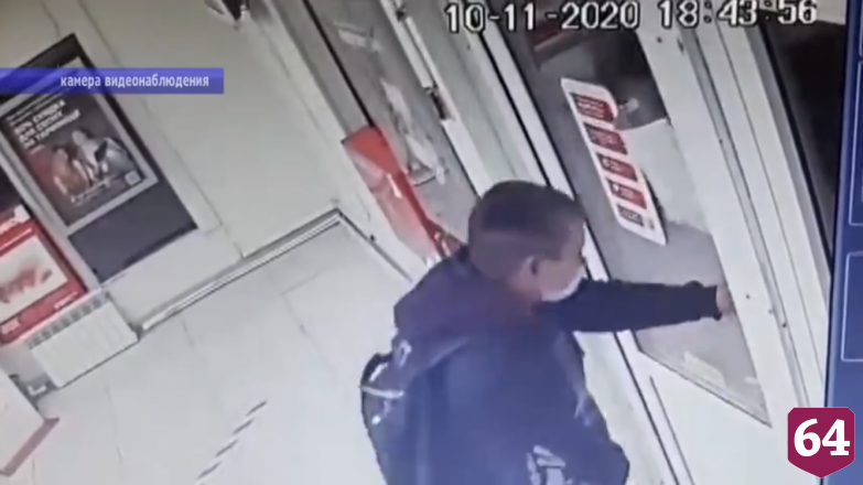 Кража телефона из салона связи попала на камеры
