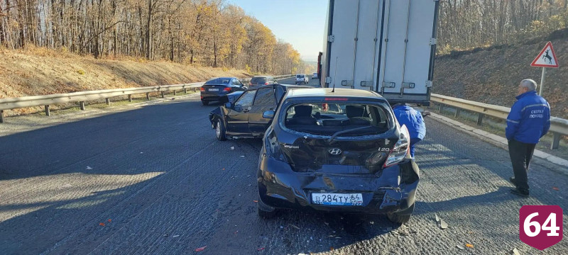 Два человека пострадали в массовой аварии с грузовиками в Саратовской области