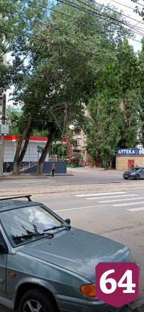 В Саратове трамвай оставил на проводах пантограф и уехал