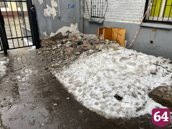 В центре Саратова частично обрушилась стена дома