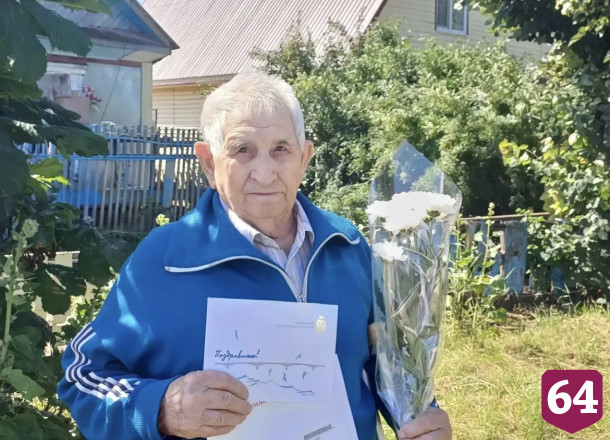 Саратовский тракторист в 94 года занимается огородом и счастлив в браке