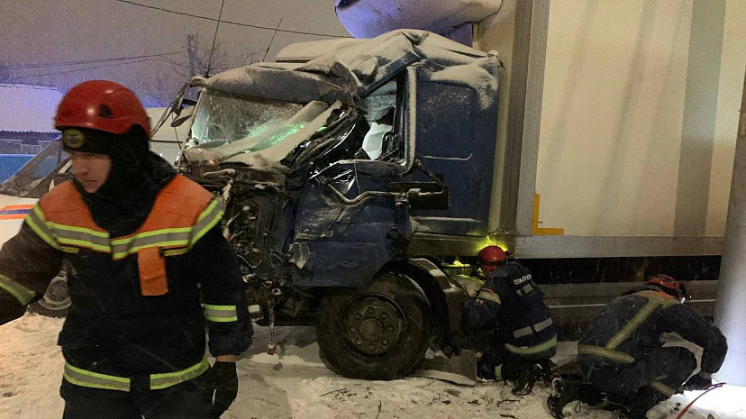 В Саратове водителя зажало в грузовике после ДТП