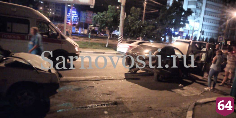 В массовой аварии на Тельмана ночью пострадали три человека