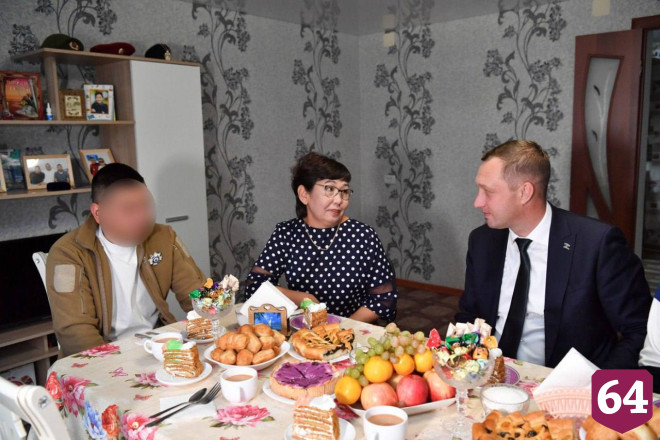 Саратовский губернатор наградил участника СВО за мужество и отвагу