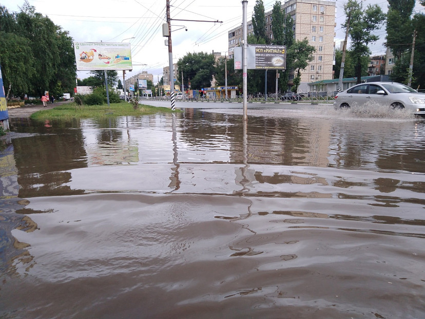 Жителям предложили перелетать огромные лужи на воздушном шарике