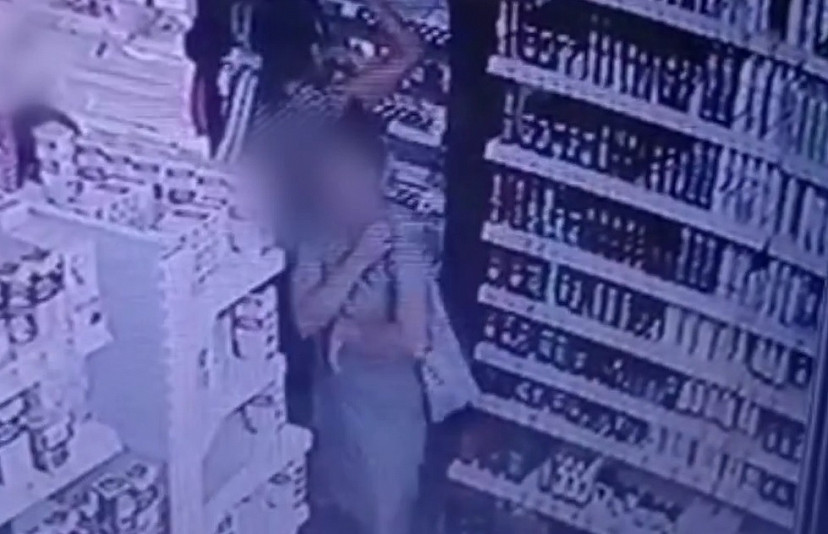 Кража из магазина косметики в Саратове попала на видео
