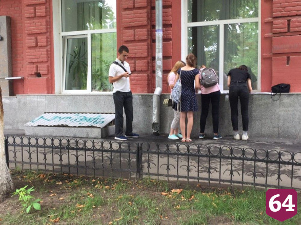 Саратовская молодежь столпилась у здания университета без масок