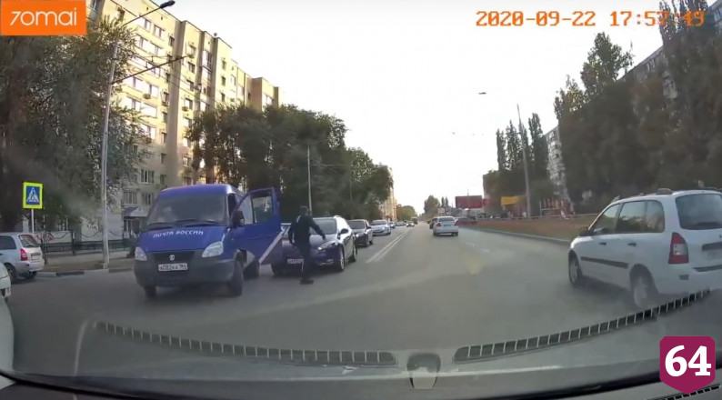 Водитель почтовой машины устроил потасовку на дороге