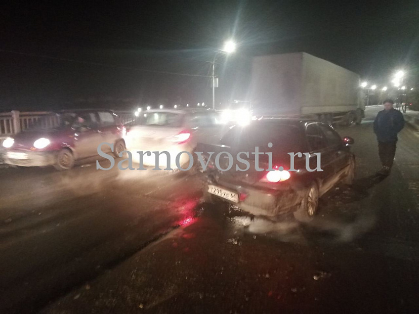 В Саратове девушка с травмой отказалась ехать в больницу после массового ДТП