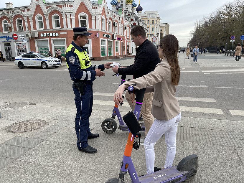 В Саратове автоинспекторы наказали 97 электросамокатчиков