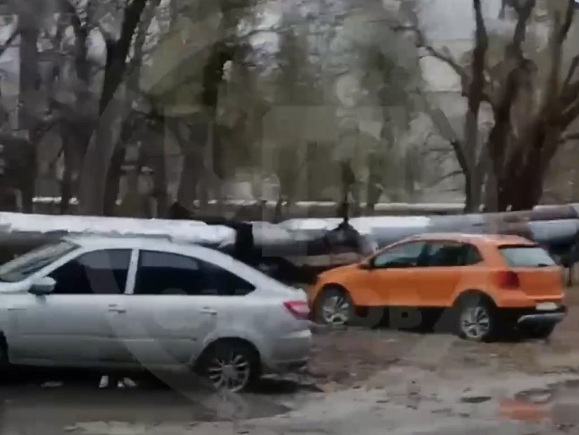 В Саратове трубой теплотрассы придавило 9 автомобилей