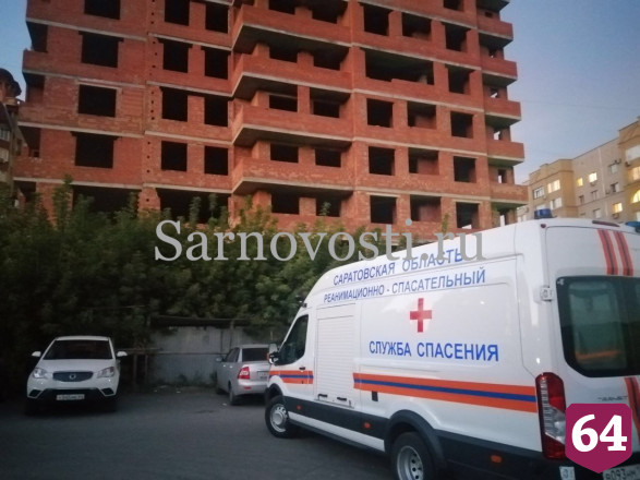 В Саратове спасатели сняли компанию подростков с недостроя 