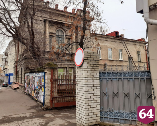 Жительница Саратова призвала освободить старинные ограды от рекламы