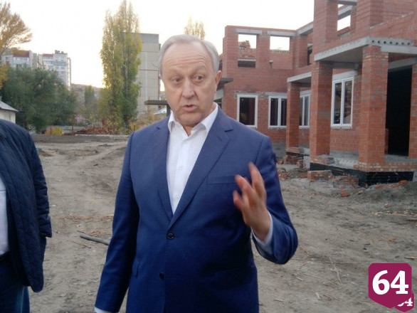 Строителей детского сада в Саратове раскритиковали за пассивную работу 