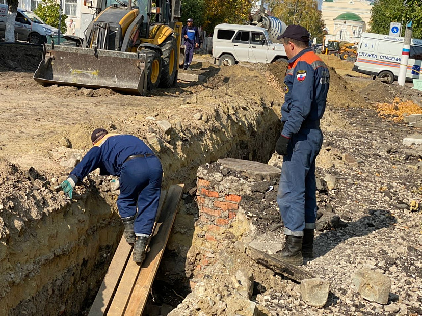 Под Саратовом упавшая в траншею собака обрычала спасателей