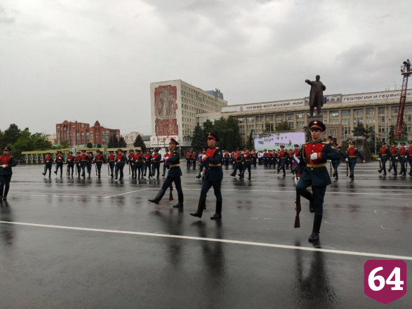 Над Саратовом в честь 75-летия Победы пролетели бомбардировщики 