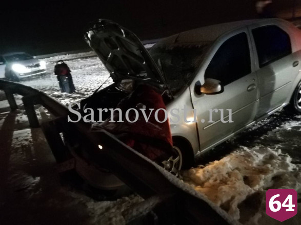 На повороте к саратовскому аэропорту разбился пассажир такси